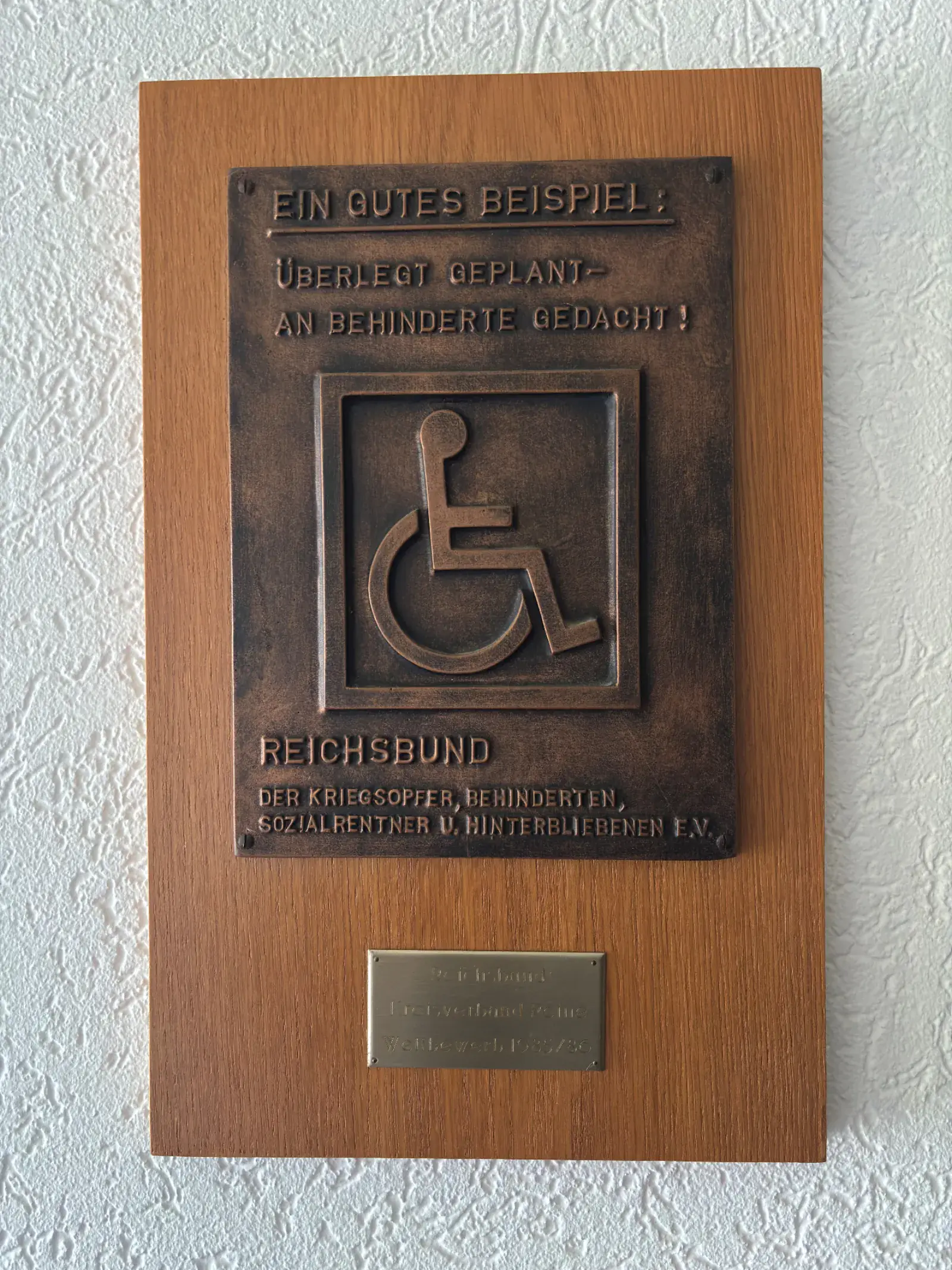 Historische Auszeichnungsplakette von 1957/58 — verliehen vom Reichsbund der Kriegsopfer, Behinderten, Sozialrentner und Hinterbliebenen e.V. für barrierefreie Planung im Hotel Zum Jägerheim