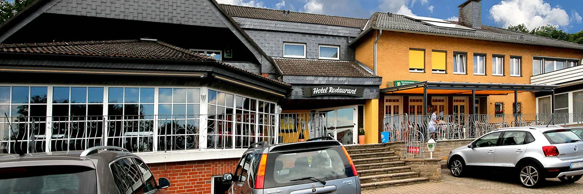 Hotel & Restaurant Zum Jägerheim – Außenansicht mit Terrasse und Garten in Rüper bei Braunschweig