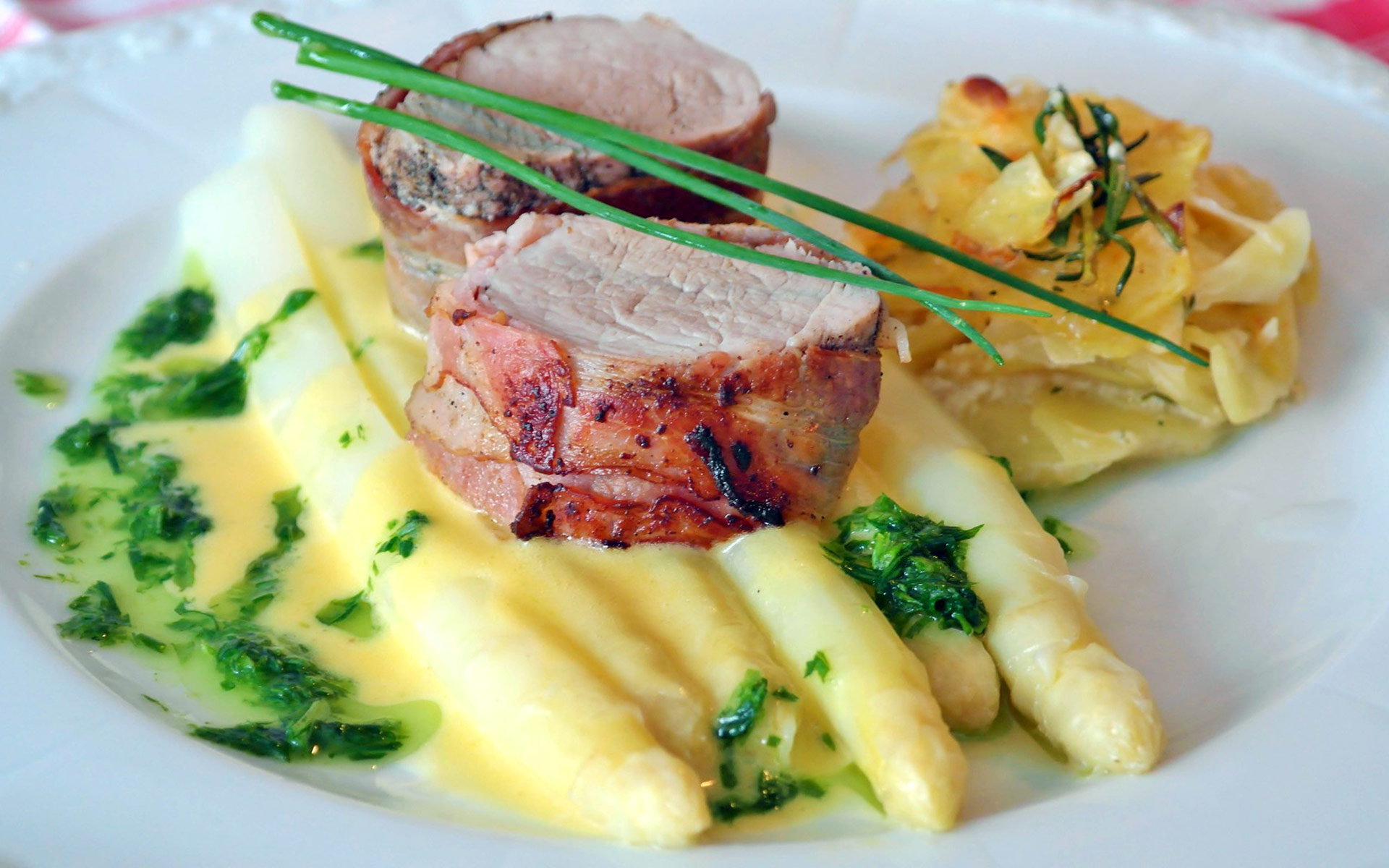 Mai – „Spargel küsst Erdbeere”